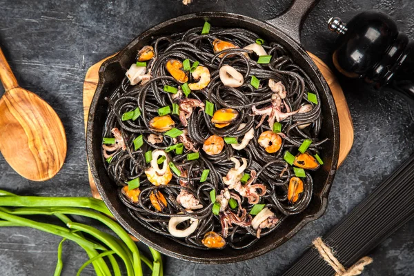 Espaguete preto com frutos do mar — Fotografia de Stock