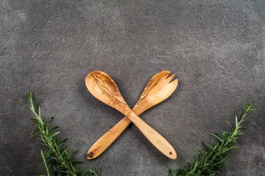 Ahşap çatal ve kaşık koyu arka plan üzerinde