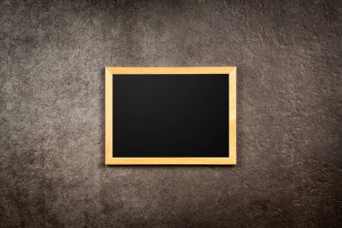 Resim çerçevesi koyu arka plan üzerinde