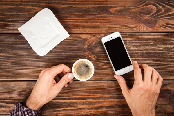 Männliche Hände halten ein Smartphone — Stockfoto