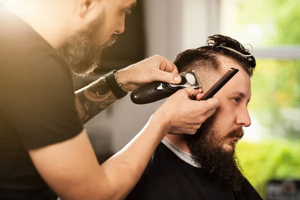 Barbier professionnel faisant une coupe de cheveux — Photo