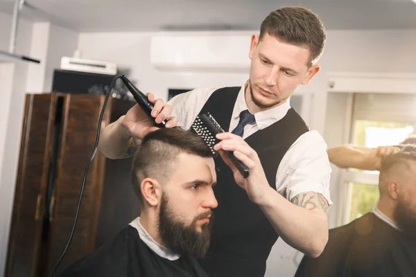 Barbeiro profissional fazendo um corte de cabelo — Fotografia de Stock