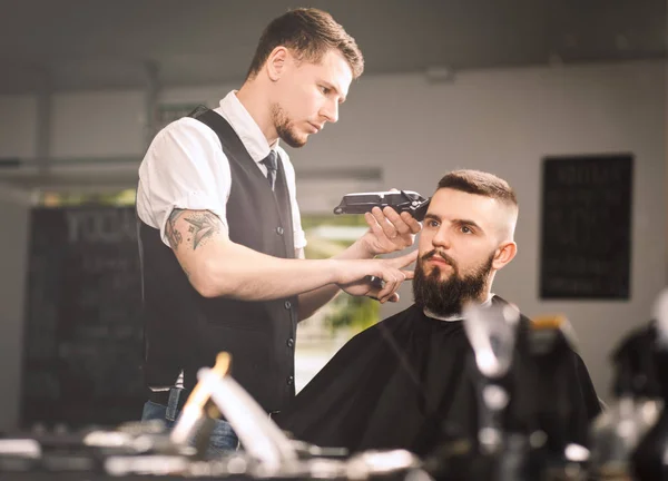 Barbeiro profissional fazendo um corte de cabelo — Fotografia de Stock