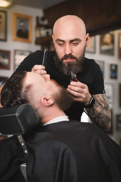 Barbeiro profissional fazendo um corte de cabelo — Fotografia de Stock