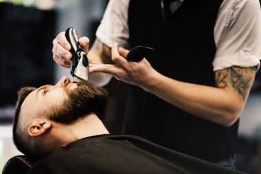 Profesyonel kuaför bir saç kesimi yapıyor