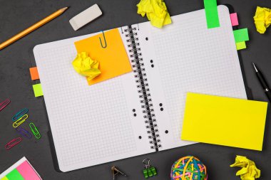 Açık Not Defteri ile ofis, banka donatımı