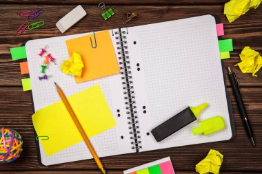 Açık Not Defteri ile ofis, banka donatımı