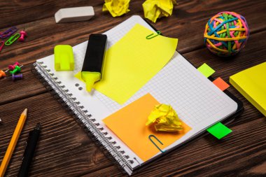 Açık Not Defteri ile ofis, banka donatımı