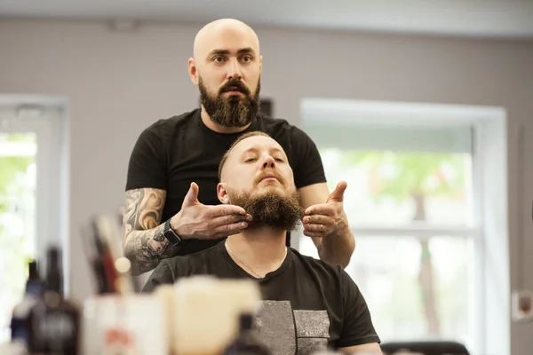Professioneller Friseur beim Haarschnitt — Stockfoto