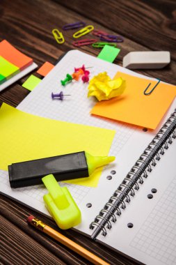 Açık Not Defteri ile ofis, banka donatımı