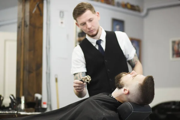 Peluquero profesional haciendo un corte de pelo —  Fotos de Stock