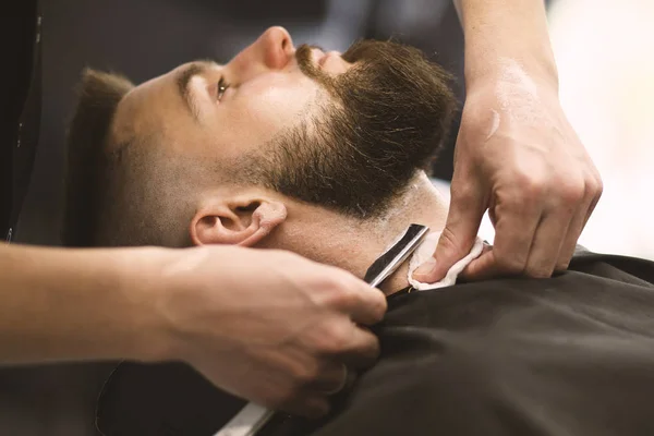 Professioneller Friseur beim Haarschnitt — Stockfoto