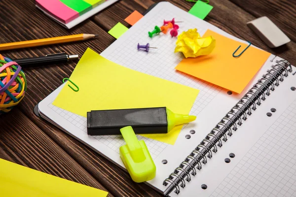 Offener Notizblock mit Büromaterial — Stockfoto