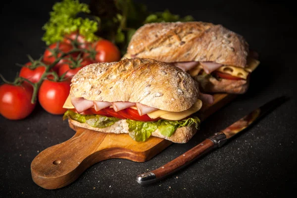 Delicioso sanduíche de ciabatta — Fotografia de Stock