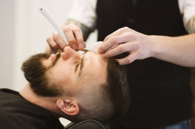 Profesyonel kuaför bir saç kesimi yapıyor