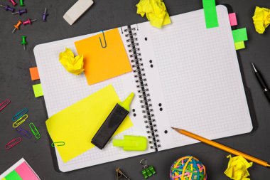 Açık Not Defteri ile ofis, banka donatımı