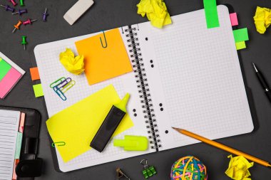 Açık Not Defteri ile ofis, banka donatımı