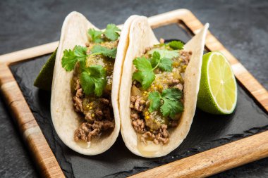 sığır eti ile Meksika tacos