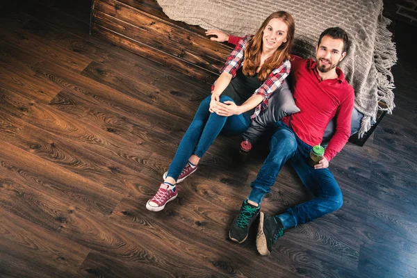 Pareja joven en casa — Foto de Stock