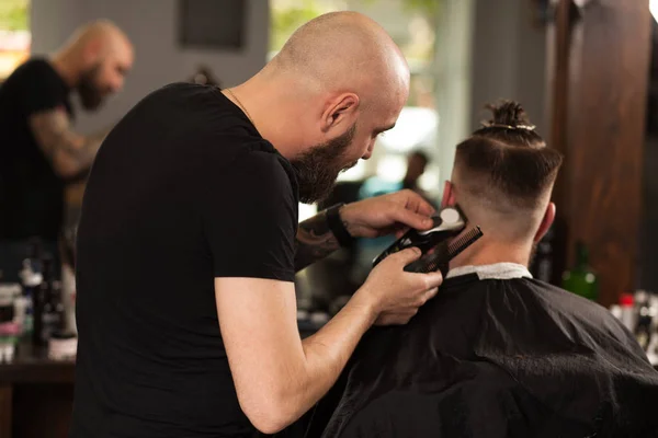 Professional barber doing a haircut — Stock Photo, Image