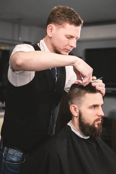 Barbeiro profissional fazendo um corte de cabelo — Fotografia de Stock