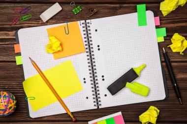 Açık Not Defteri ile ofis, banka donatımı