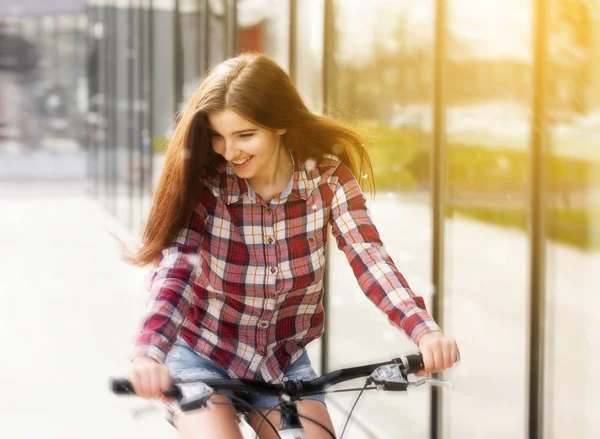 Jeune belle femme sur un vélo — Photo