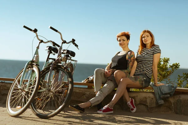 Two women with bicycels — Stock Photo, Image