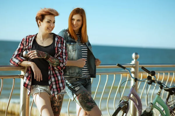 Två kvinnor med bicycels — Stockfoto
