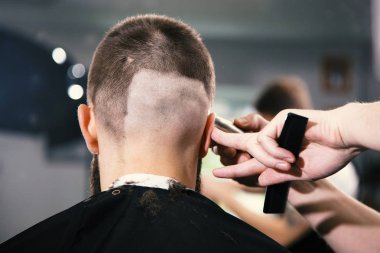 Profesyonel kuaför bir saç kesimi yapıyor