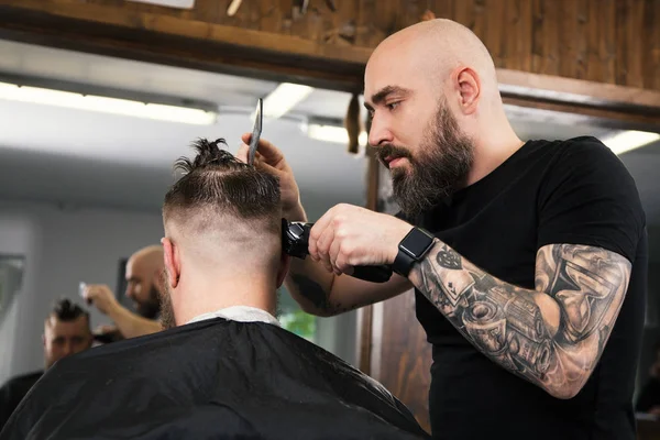 Barbier professionnel faisant une coupe de cheveux — Photo