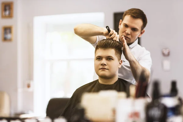 Barbeiro profissional fazendo um corte de cabelo — Fotografia de Stock