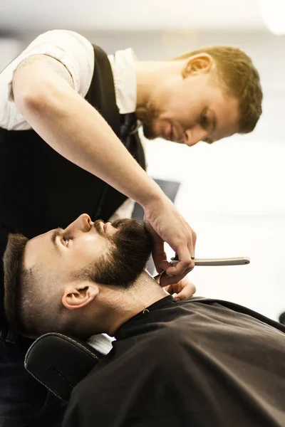 Profesyonel kuaför bir saç kesimi yapıyor — Stok fotoğraf