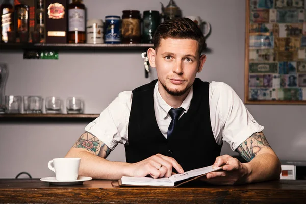 Peluquería profesional en el bar de la barbería — Foto de Stock