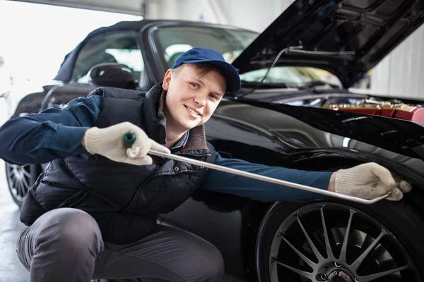 Coche deportivo en un taller — Foto de Stock