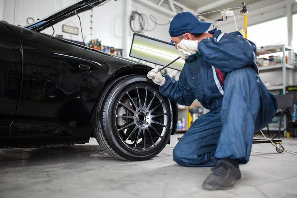 Voiture de sport dans un atelier — Photo