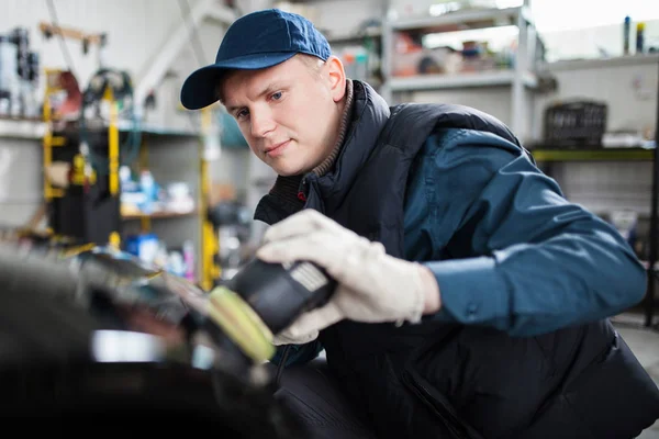 Sportovní auto v dílně — Stock fotografie