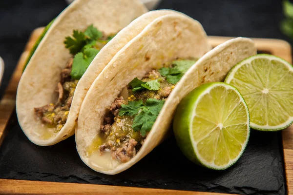 Tacos mexicanos con carne —  Fotos de Stock