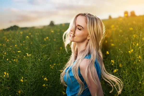 Unga vackra kvinnan i fälten — Stockfoto