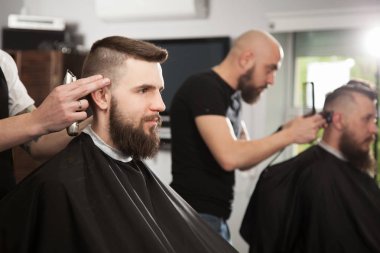 Profesyonel kuaför bir saç kesimi yapıyor