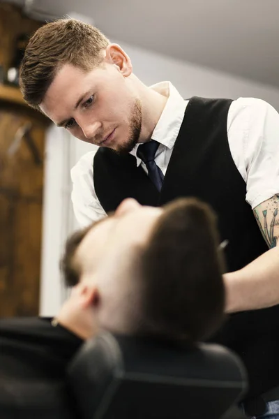 Barbier professionnel faisant une coupe de cheveux — Photo