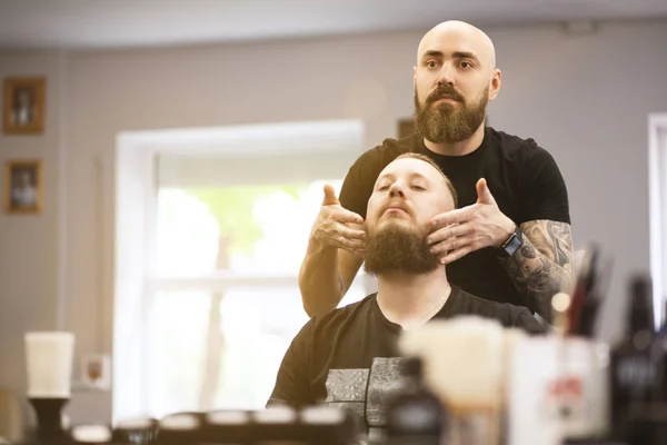 Tukang cukur profesional sedang memotong rambut — Stok Foto