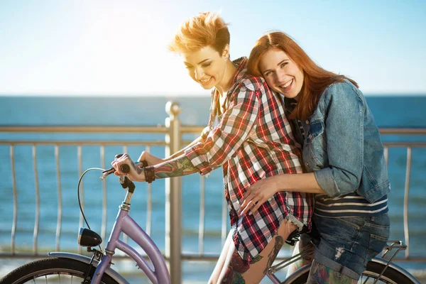Zwei Frauen mit Fahrrädern — Stockfoto