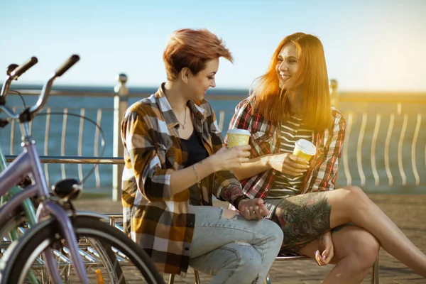 Dos mujeres con bicicletas — Foto de Stock