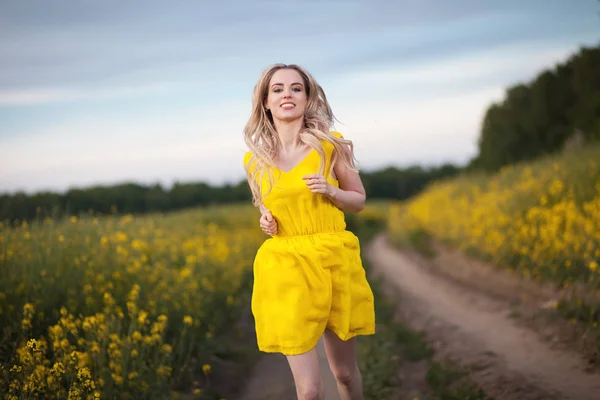 Jovem mulher bonita nos campos — Fotografia de Stock