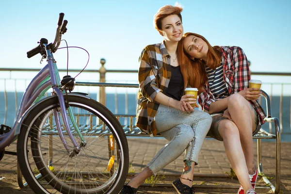 Two women with bicycels — Stock Photo, Image