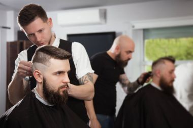 Profesyonel kuaför bir saç kesimi yapıyor