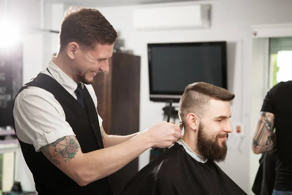 Barbeiro profissional fazendo um corte de cabelo — Fotografia de Stock