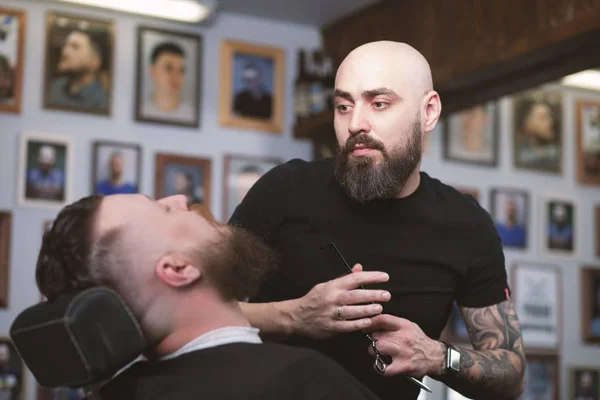 Barbier professionnel faisant une coupe de cheveux — Photo