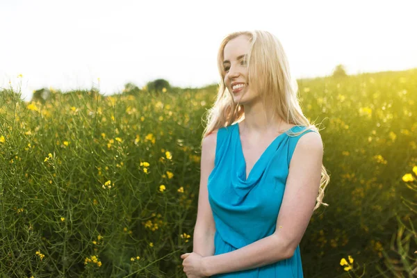 Joven hermosa mujer en los campos — Foto de Stock